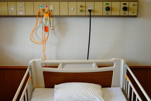 姑の最期病院のベッド