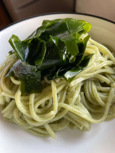 【石巻のわかめ！】磯の香り漂う、栄養と風味を味わう「井上海産物店」三陸名産わかめうどん