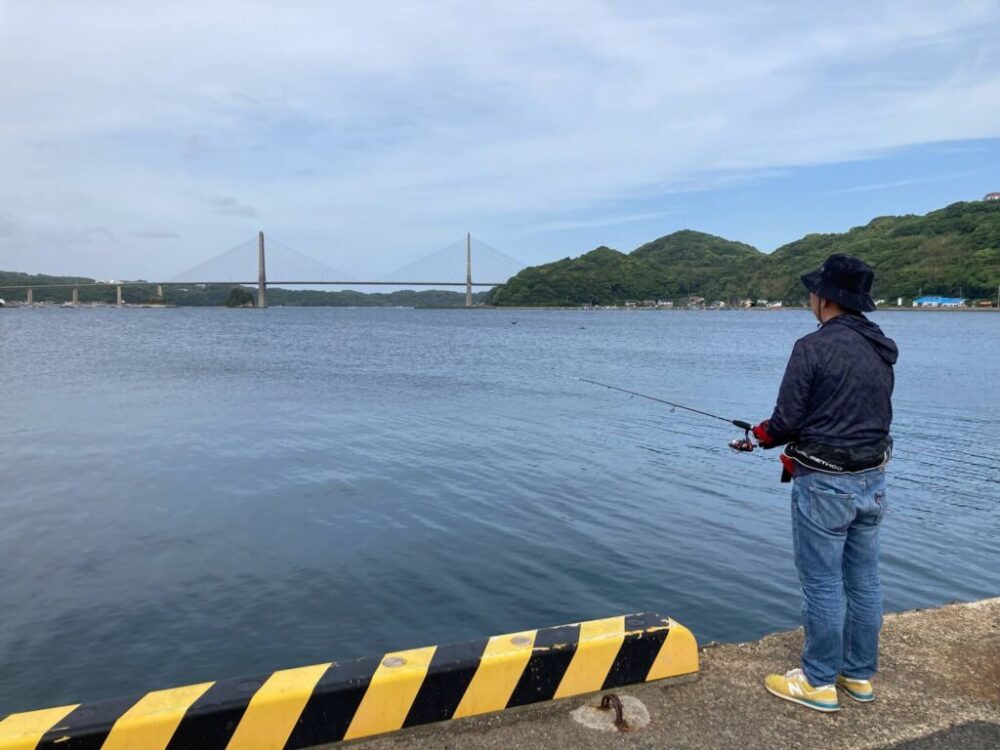 釣りをする夫